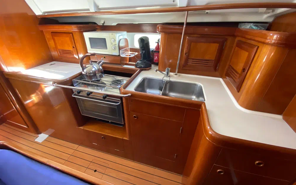 slider 1 Beneteau Oceanis 411 Celebration