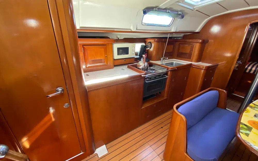 slider 2 Beneteau Oceanis 411 Celebration