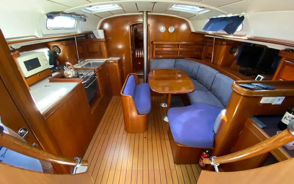 slider 3 Beneteau Oceanis 411 Celebration