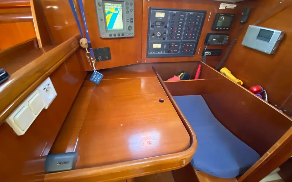 slider 7 Beneteau Oceanis 411 Celebration