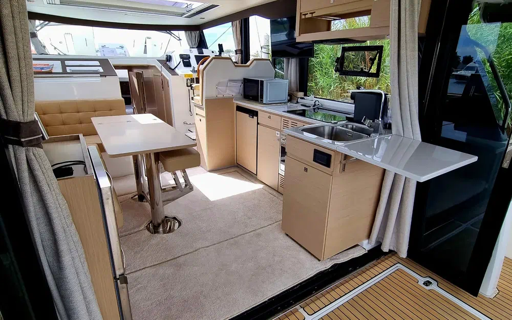 slider 10 Delphia 12 Sedan