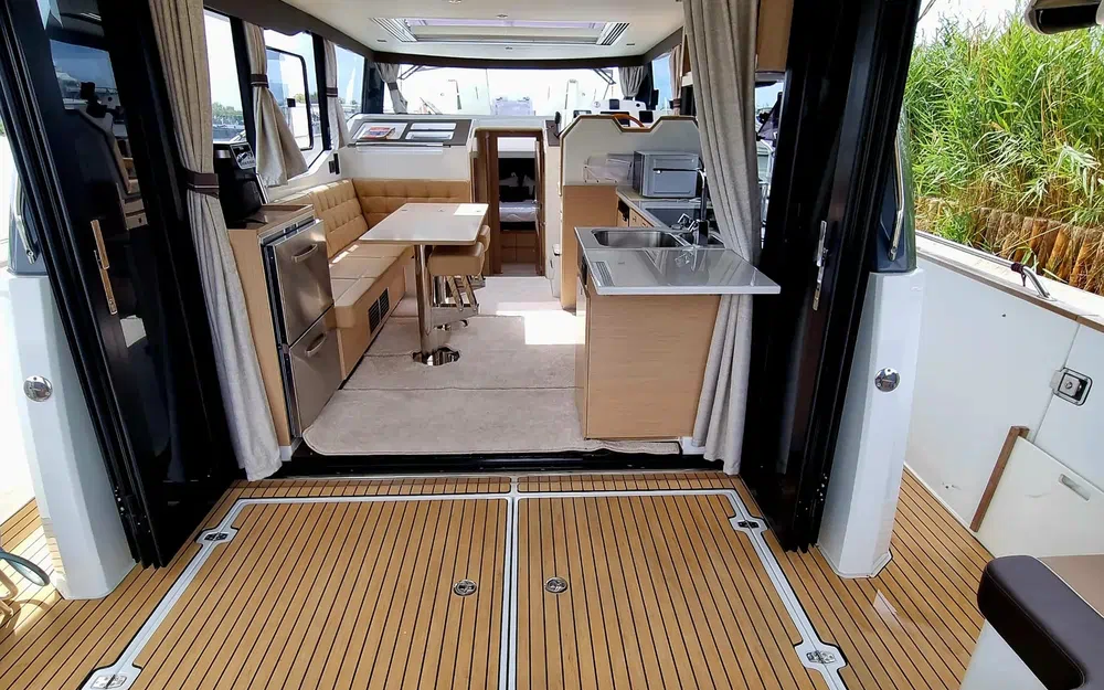 slider 8 Delphia 12 Sedan