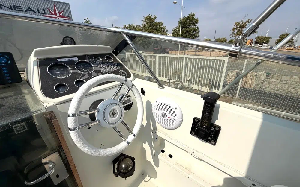 slider 6 Jeanneau Leader 650 performance