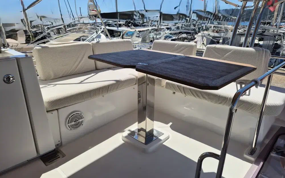 slider 1 Prestige Yachts 420 Fly