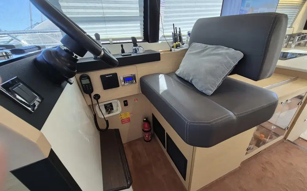 slider 21 Prestige Yachts 420 Fly