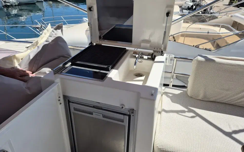 slider 4 Prestige Yachts 420 Fly