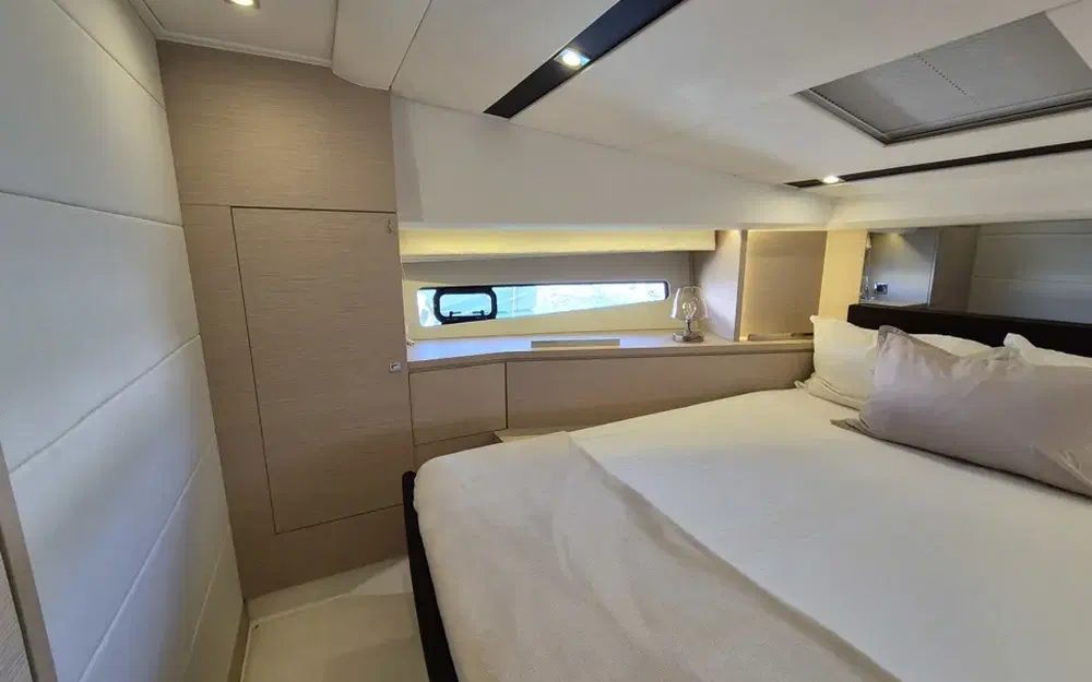 slider 6 Prestige Yachts 420 Fly