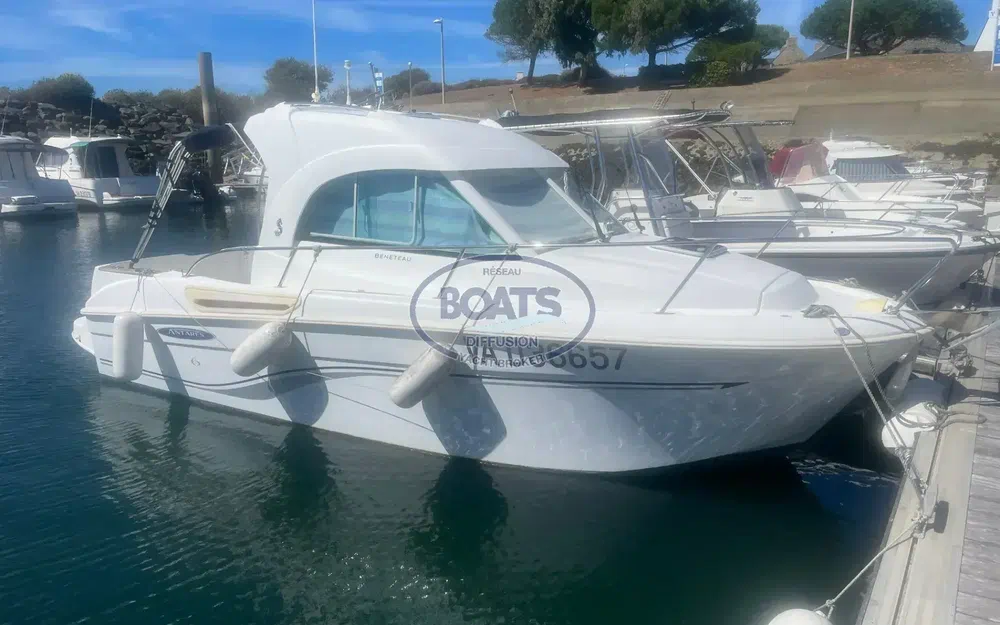 slider 4 Beneteau Antares 6
