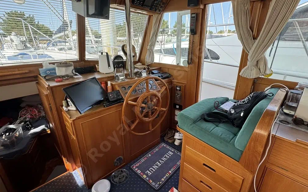 slider 14 American Marine Grand Banks 42