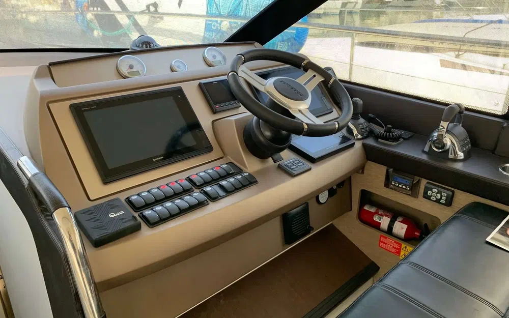 slider 3 Prestige Yachts 500 Fly