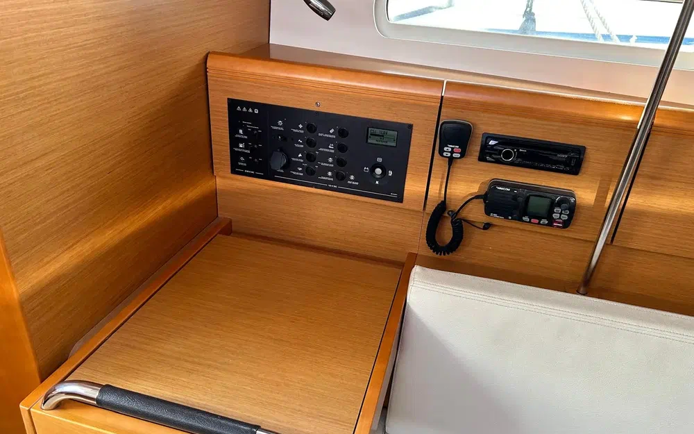 slider 8 Jeanneau Sun Odyssey 379