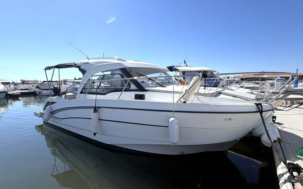 slider 1 Beneteau Antares 8 OB