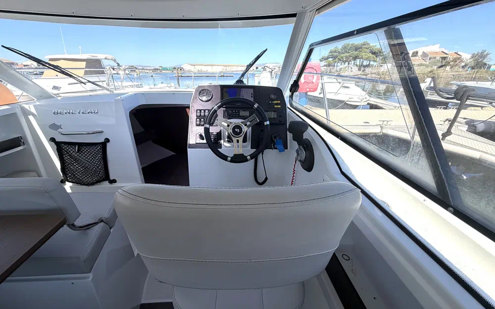 slider 9 Beneteau Antares 8 OB