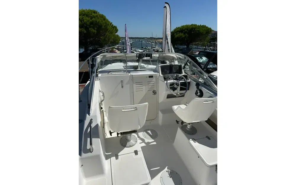 slider 12 Boston Whaler 21 Conquest