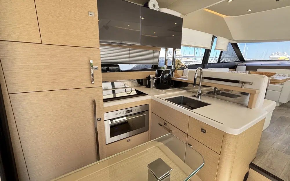 slider 14 Prestige Yachts 500 Fly