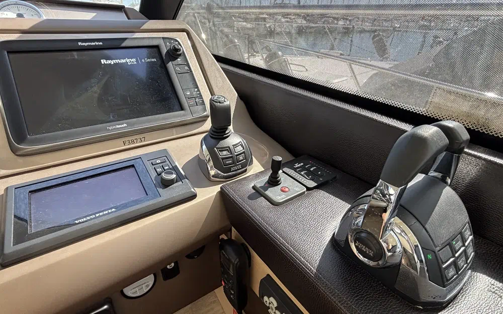 slider 33 Prestige Yachts 500 Fly