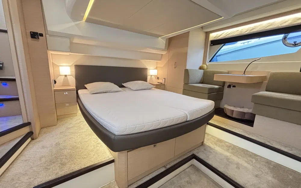 slider 4 Prestige Yachts 500 Fly
