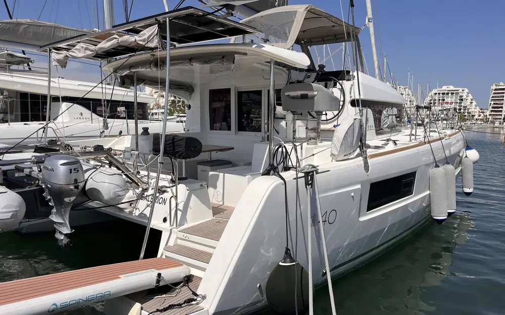 slider 1 Lagoon 40