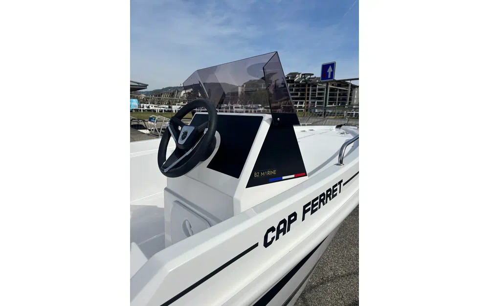 slider 2 B2 Marine CAP FERRET 135 FISHING