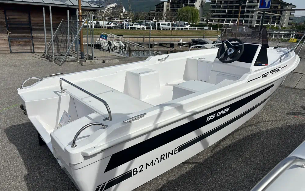 slider 1 B2 Marine CAP FERRET 135 FISHING