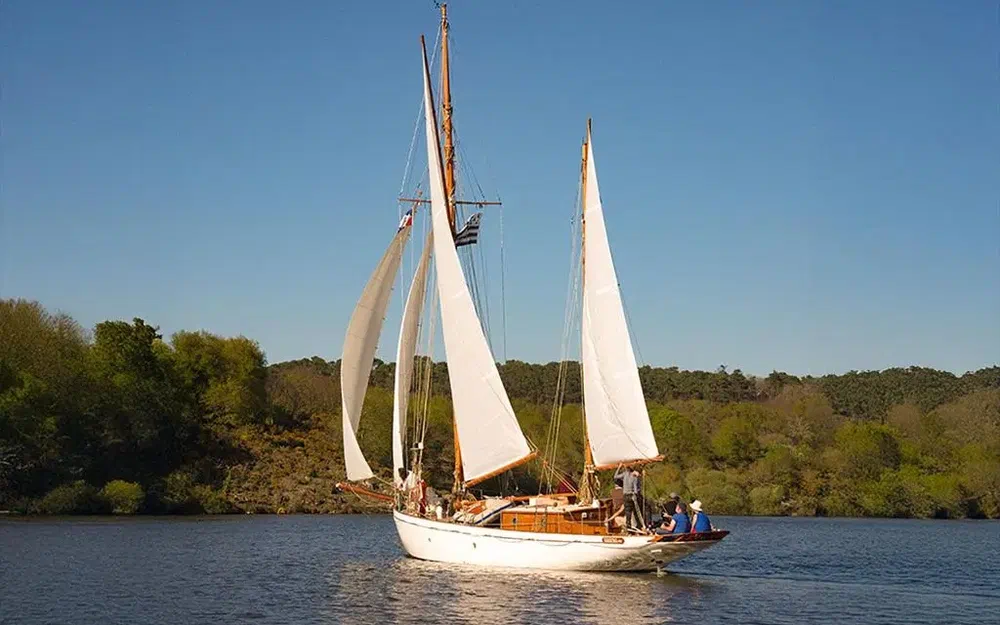 slider 0 Gill and Sons Yacht Classique