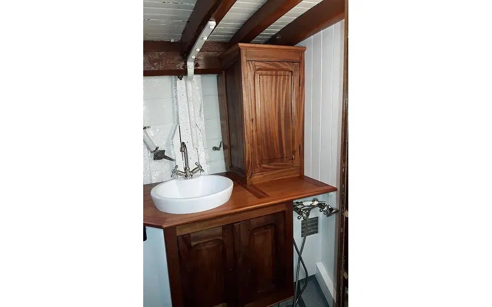 slider 11 Gill and Sons Yacht Classique