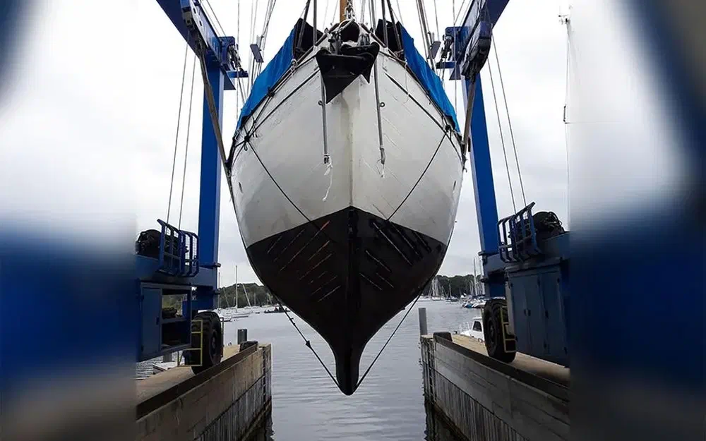 slider 12 Gill and Sons Yacht Classique