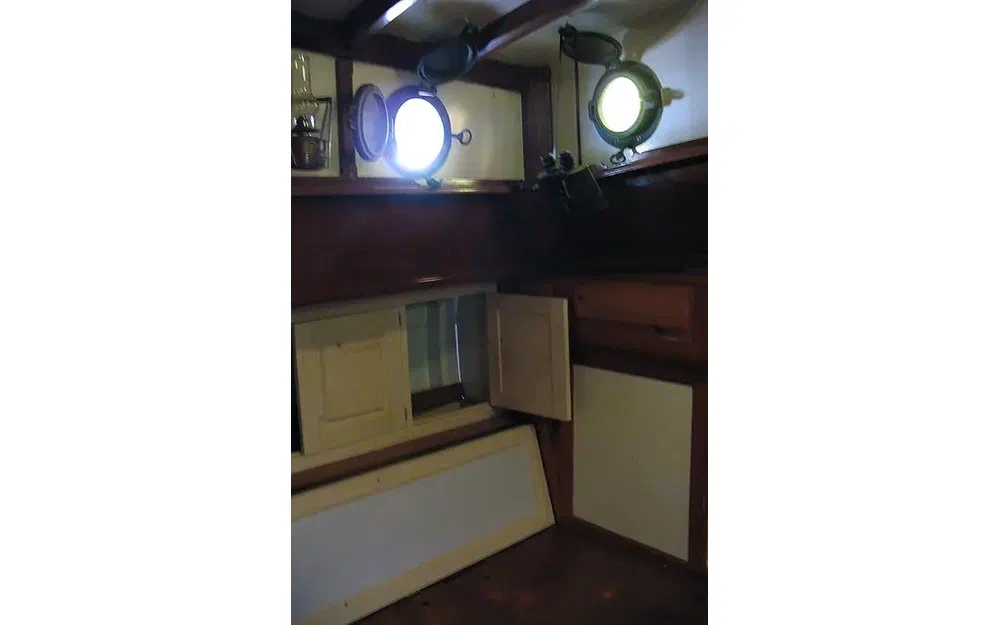 slider 7 Gill and Sons Yacht Classique