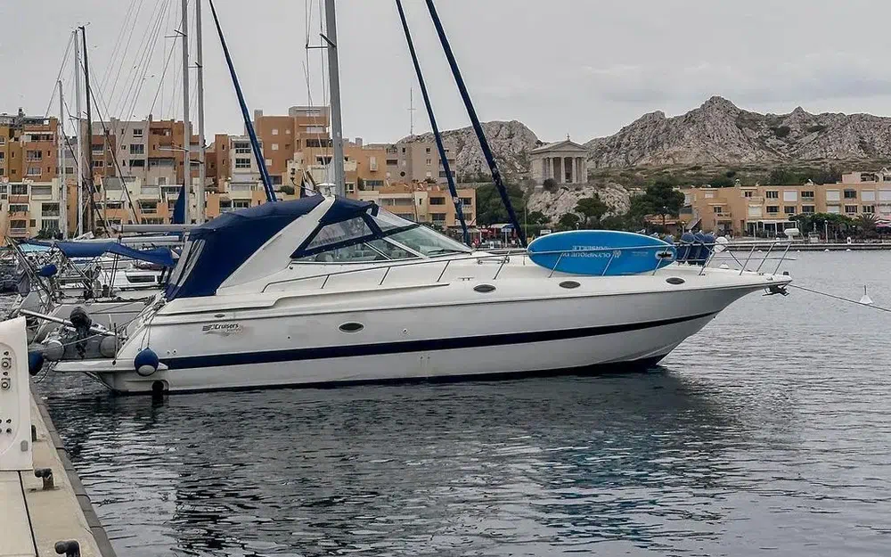 slider 1 Cruisers Yachts 4270 Esprit