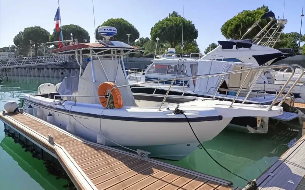 slider 5 Boston Whaler 26 Outrage