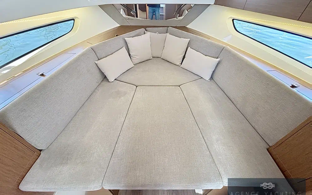 slider 9 Beneteau Flyer 10