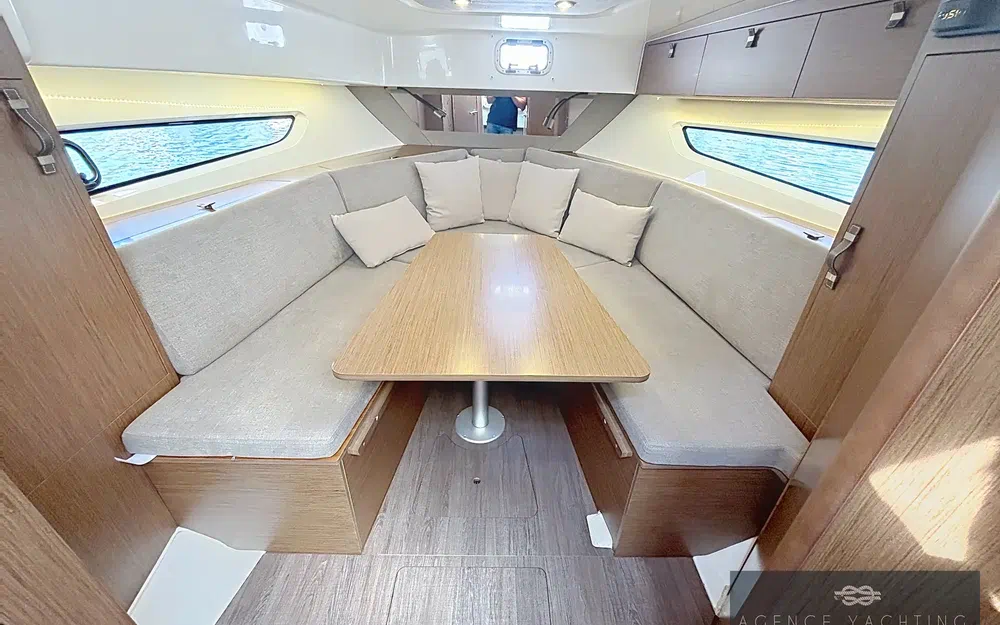 slider 4 Beneteau Flyer 10