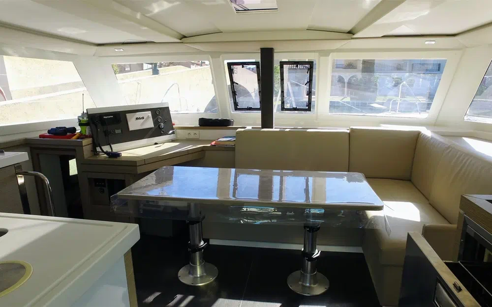 slider 12 Fountaine Pajot Lucia 40