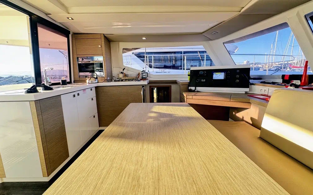 slider 14 Fountaine Pajot Lucia 40