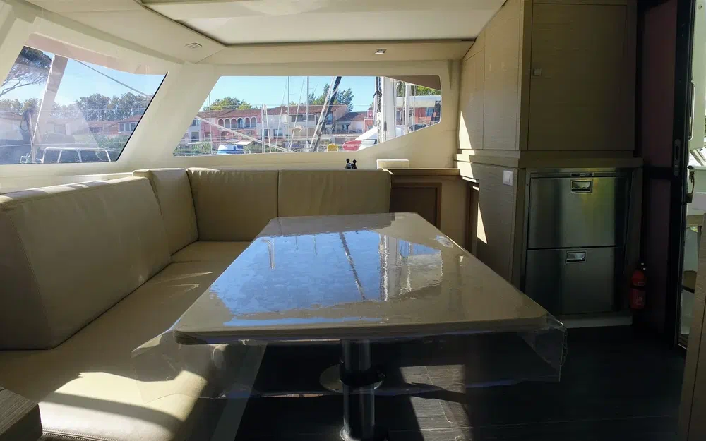 slider 15 Fountaine Pajot Lucia 40