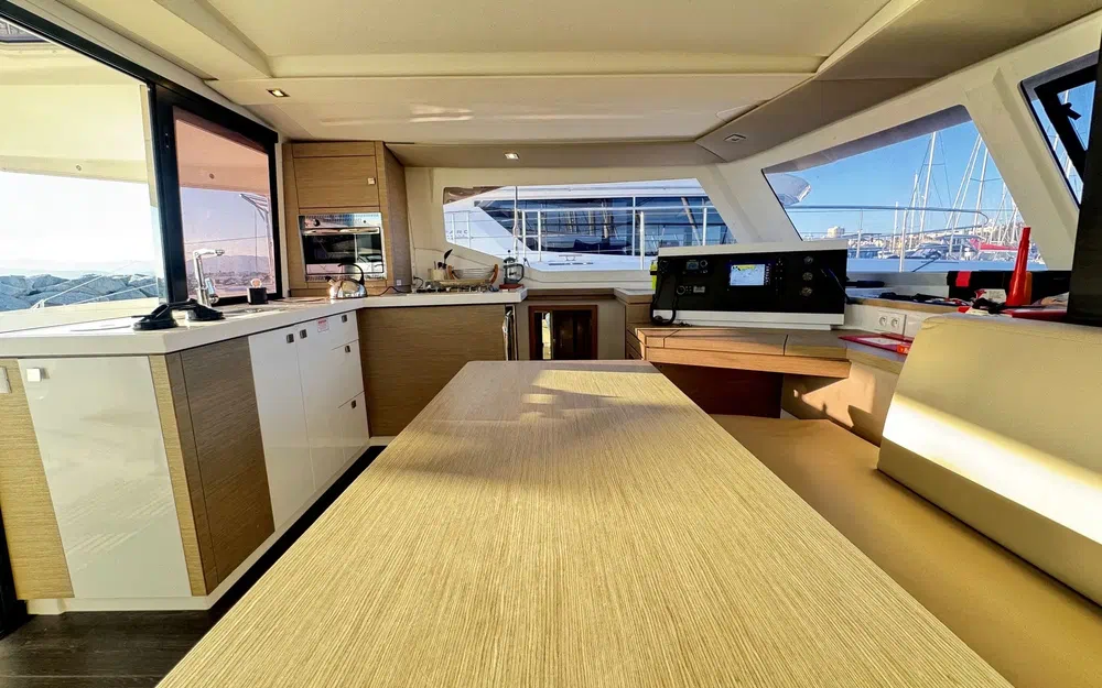 slider 3 Fountaine Pajot Lucia 40