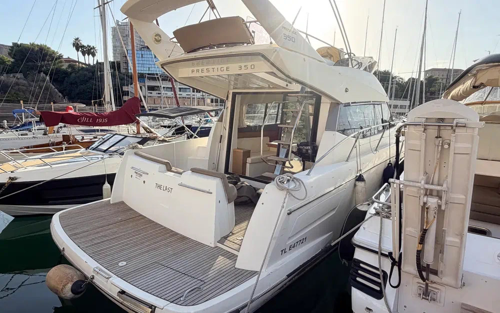 slider 1 Prestige Yachts 350 Fly