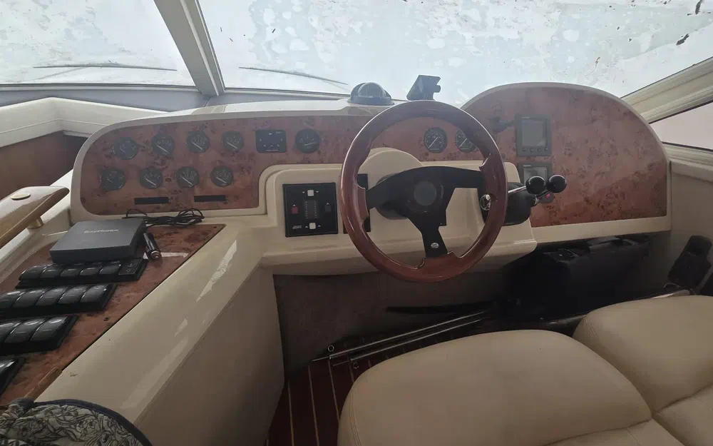 slider 33 Sealine 42.5
