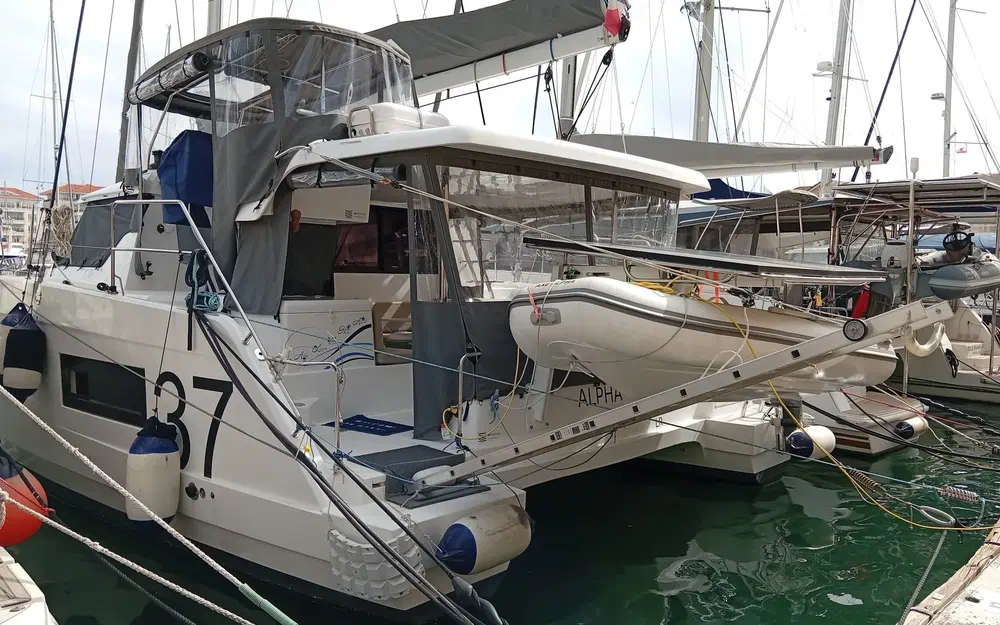 slider 0 Aventura Catamarans A37