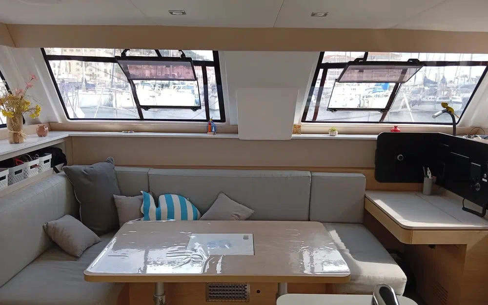 slider 1 Aventura Catamarans A37