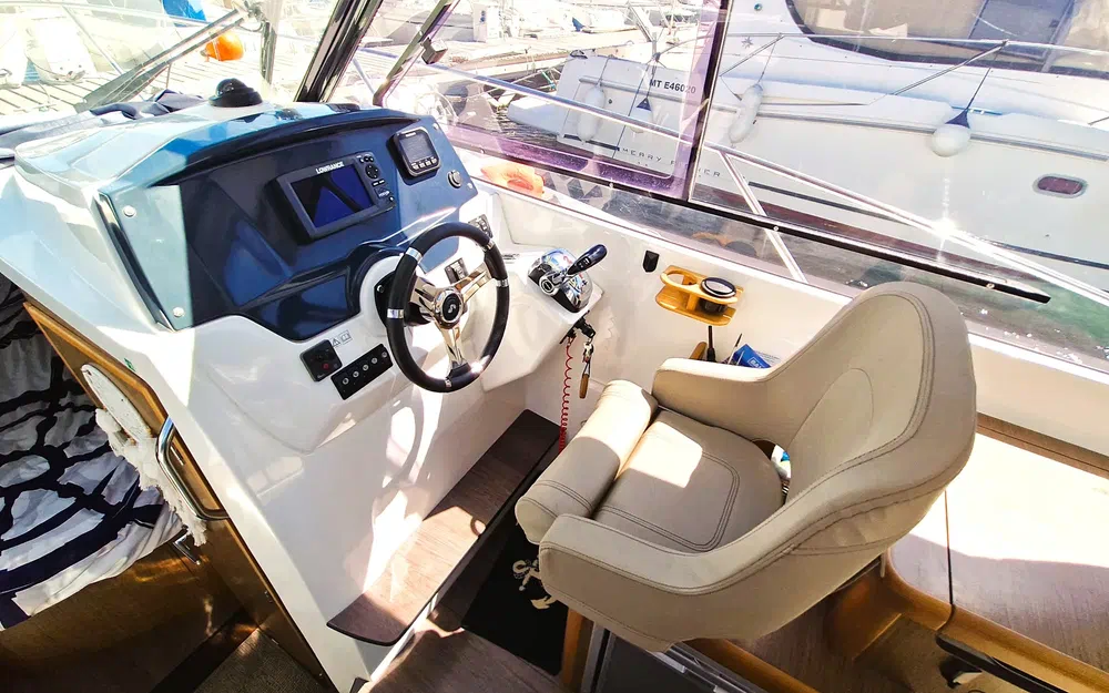 slider 6 Beneteau Antares 8.80 HB