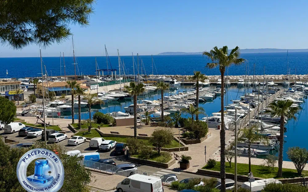 slider 0 Place de port 12m par 3.75m Le Lavandou