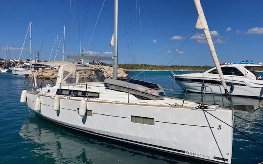 slider 1 Beneteau Oceanis 38