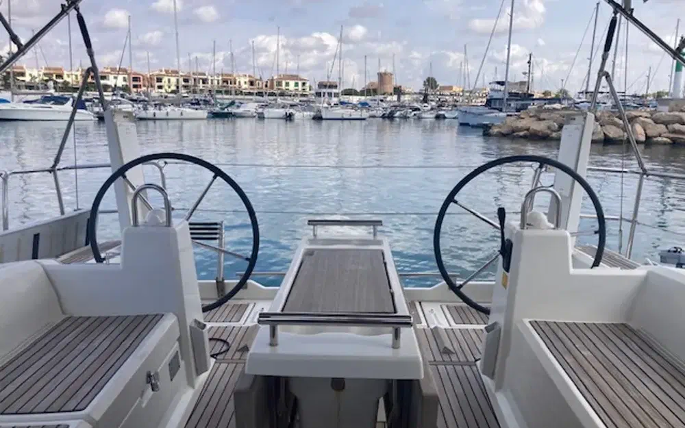slider 3 Beneteau Oceanis 38