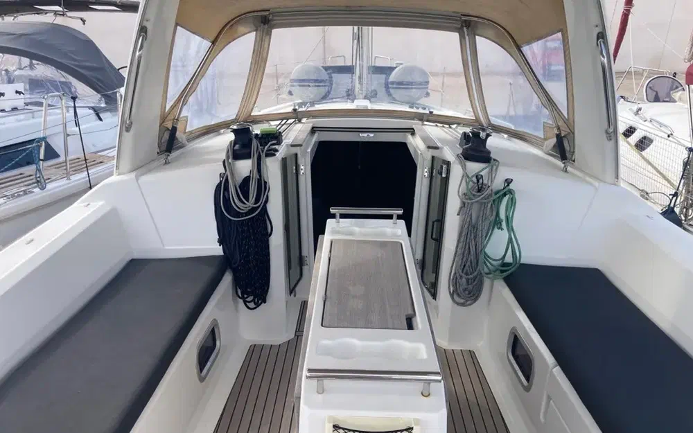 slider 4 Beneteau Oceanis 38