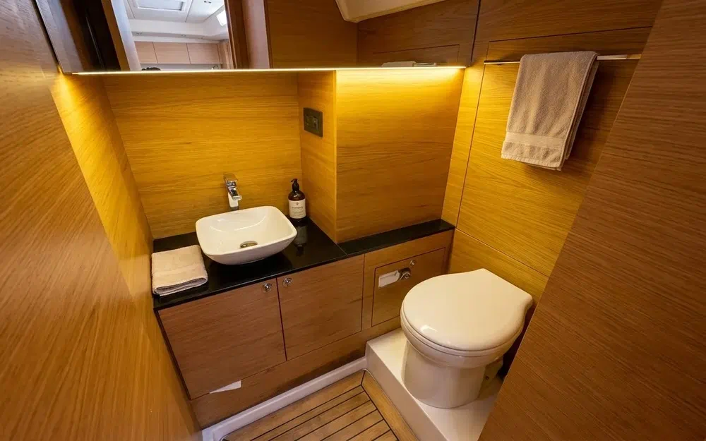 slider 10 De Antonio Yachts D33 Cruiser