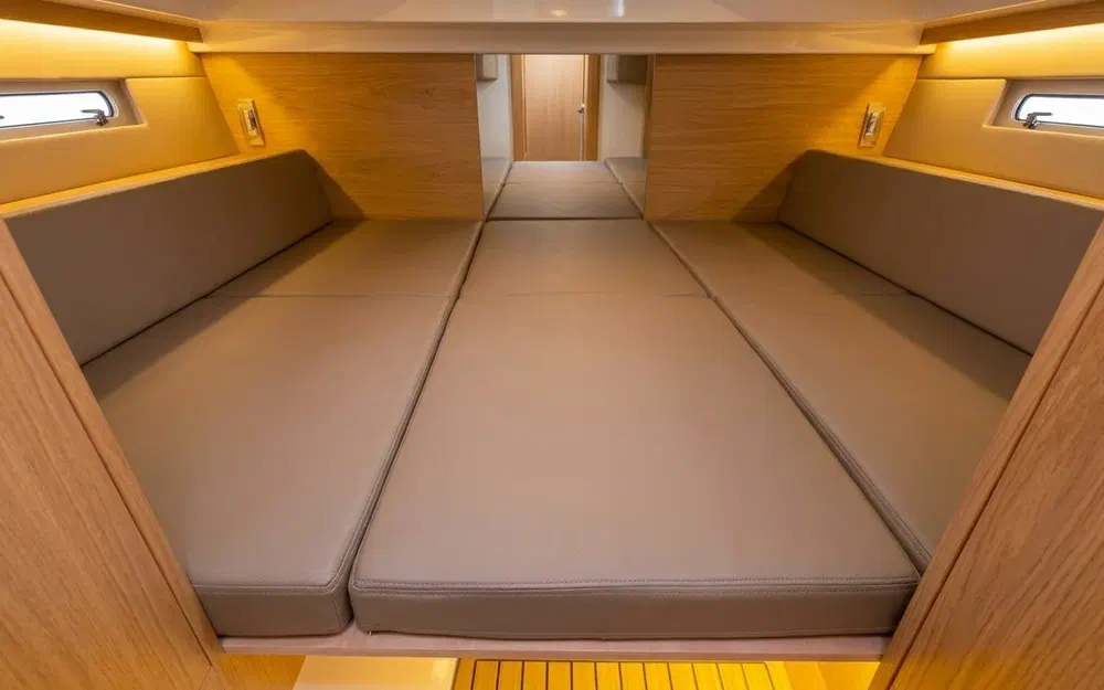 slider 11 De Antonio Yachts D33 Cruiser