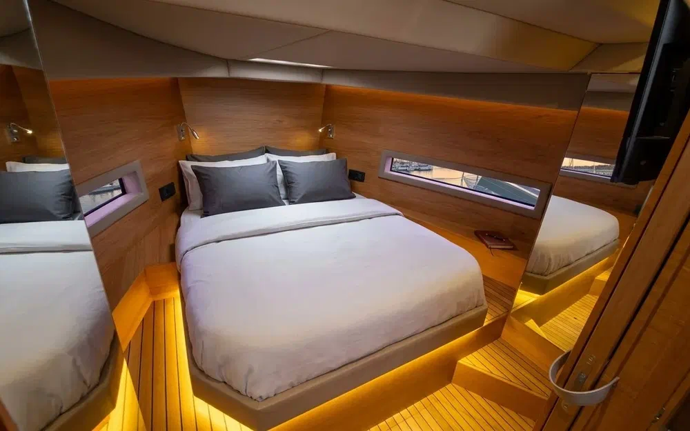 slider 8 De Antonio Yachts D33 Cruiser