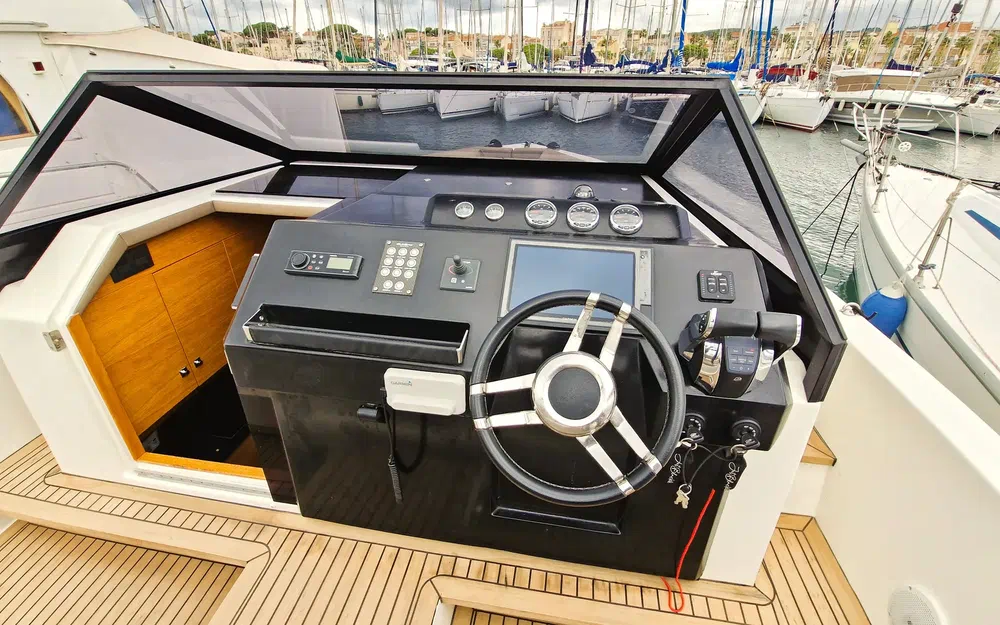 slider 7 De Antonio Yachts D33 Cruiser