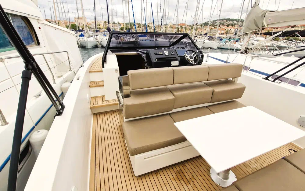 slider 4 De Antonio Yachts D33 Cruiser